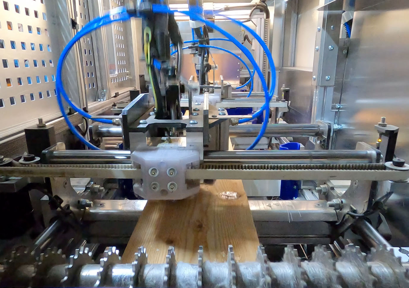 Holzbearbeitung: Asteinleimmaschine von Maschinenbau Grissemann